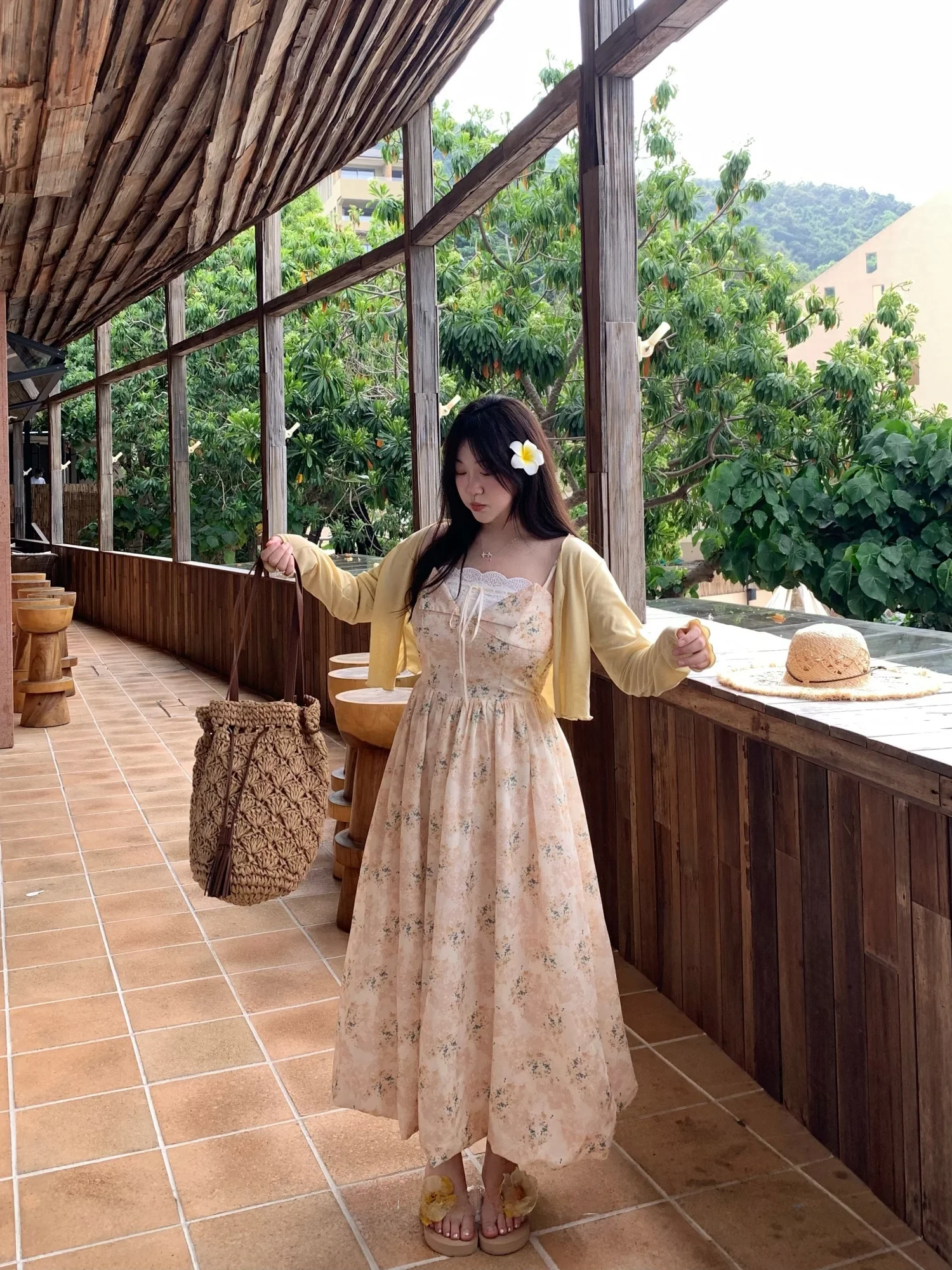 Floral Print Lace Trim Belted Summer Long Dress Women's French Style A-Line Gown High Waist No Sleeve Holiday Wear
Floral Print Lace Trim Belted Summer Long Dress Women's French Style A-Line Gown High Waist No Sleeve Holiday Wear