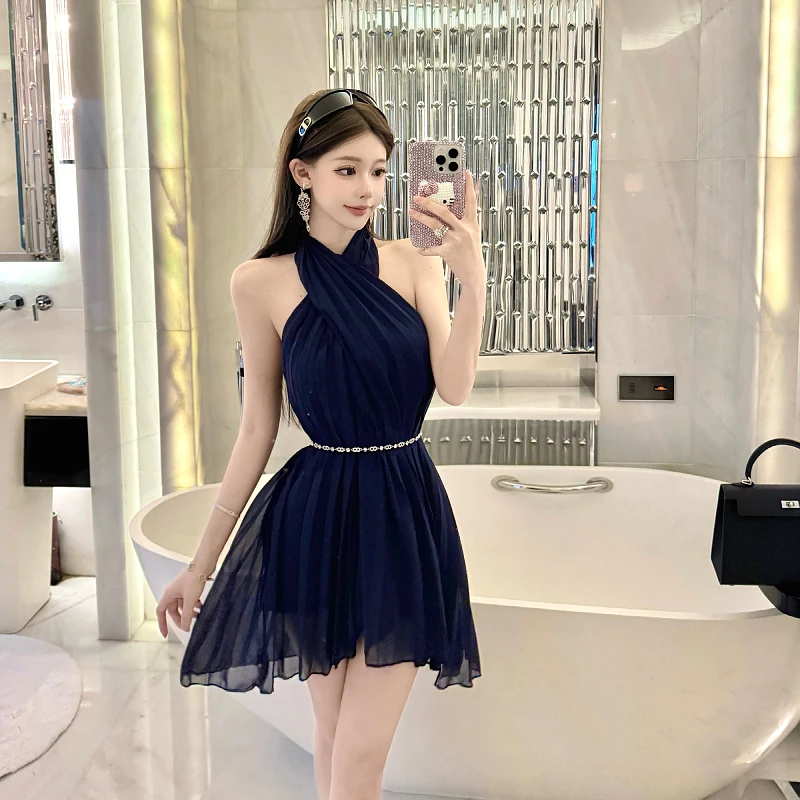Blue Halter Neck Pleated Dress with Metal Belt Waist-Cinching Bodycon Fit for Office Commute Casual Women's Party Dress
Blue Halter Neck Pleated Dress with Metal Belt Waist-Cinching Bodycon Fit for Office Commute Casual Women's Party Dress