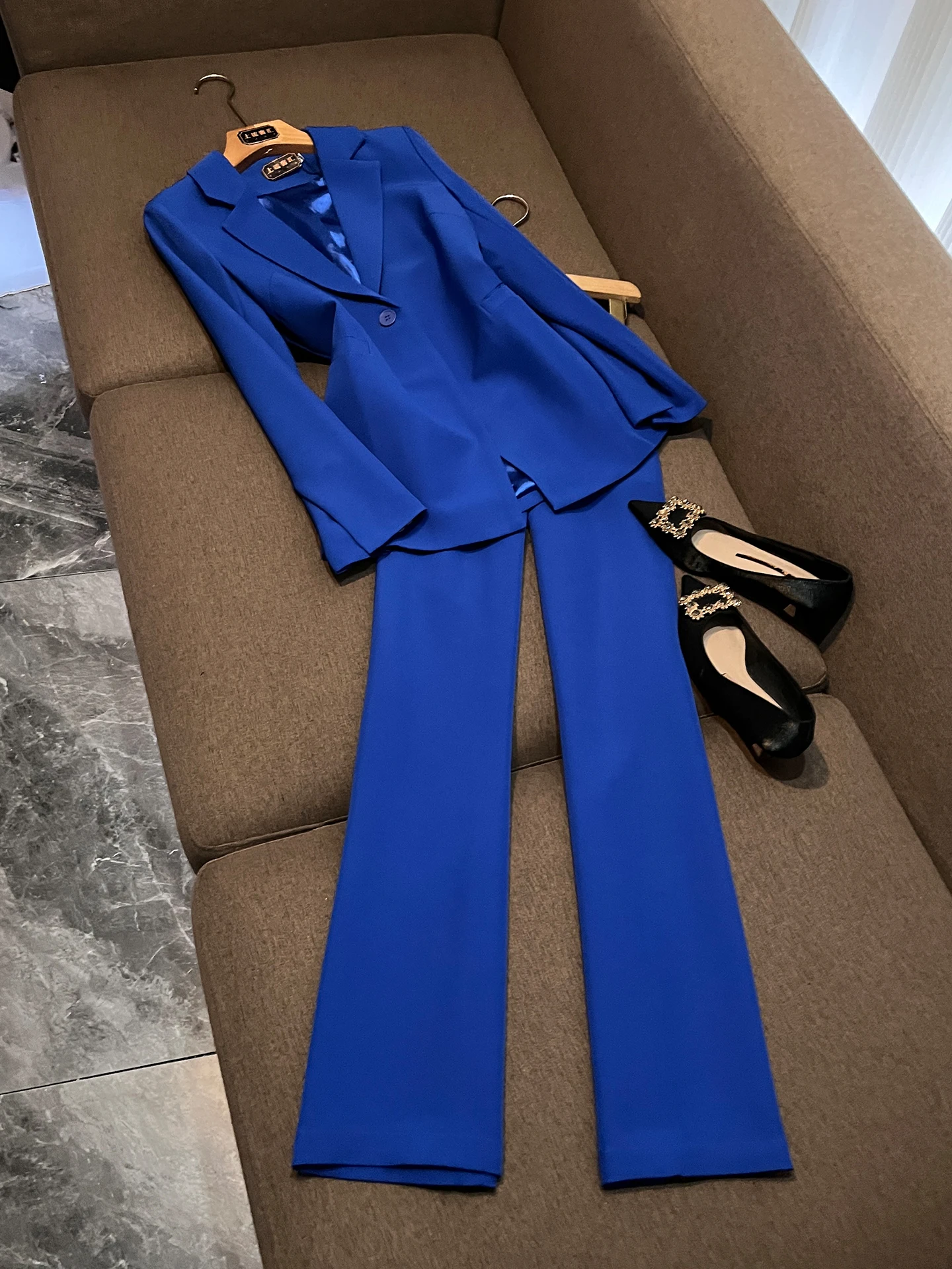Elegant Slim Fit Blue Suit Set for Women High Version Business Formal Two Piece Set Summer New Arrival Chinese Manufacturer
Elegant Slim Fit Blue Suit Set for Women High Version Business Formal Two Piece Set Summer New Arrival Chinese Manufacturer