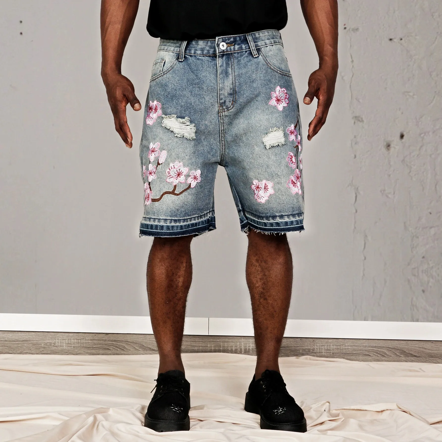 Retro Y2K Cherry Blossom Embroidered Denim Shorts Men Shabby Wash Baggy Pants Mid Waist Casual Over Knee Jean Streetwear Shorts
Retro Y2K Cherry Blossom Embroidered Denim Shorts Men Shabby Wash Baggy Pants Mid Waist Casual Over Knee Jean Streetwear Shorts