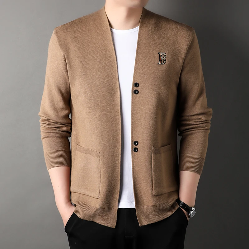 2025 Autumn Knitted Cardigan Men's Outerwear Trend Simple Embroidery Versatile Sweater Jacket Spring and Autumn Casual Handsome
2025 Autumn Knitted Cardigan Men's Outerwear Trend Simple Embroidery Versatile Sweater Jacket Spring and Autumn Casual Handsome