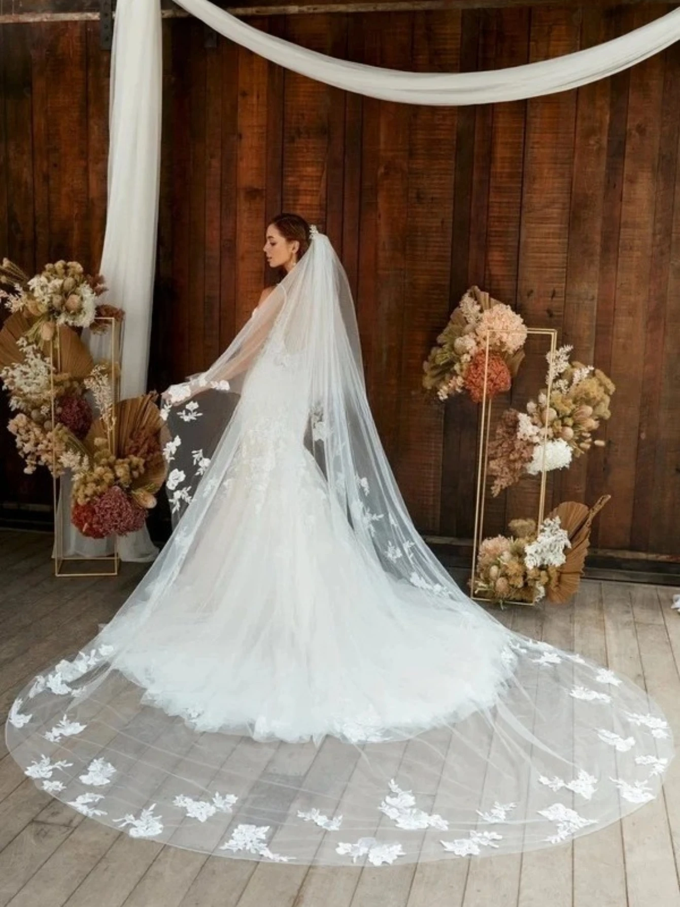 3 m 2 Tiers Cathedral Wedding Veils Lace Appliques with Comb Long Bridal Veil Headpiece Bride Accessory Women Elegant
3 m 2 Tiers Cathedral Wedding Veils Lace Appliques with Comb Long Bridal Veil Headpiece Bride Accessory Women Elegant