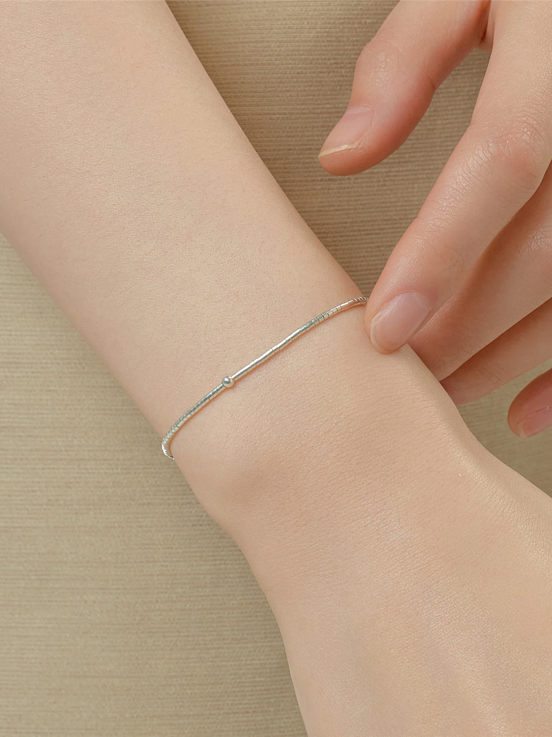Minimalist Design Silver Bracelet S925 Pure Silver Small Gram Star Track Bracelet Unisex Fashion Jewelry out
Minimalist Design Silver Bracelet S925 Pure Silver Small Gram Star Track Bracelet Unisex Fashion Jewelry out