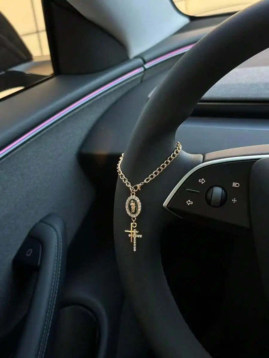 1pc Gold-Tone Chain Car Steering Wheel Charm with Oval Pendant & Cross
1pc Gold-Tone Chain Car Steering Wheel Charm with Oval Pendant & Cross