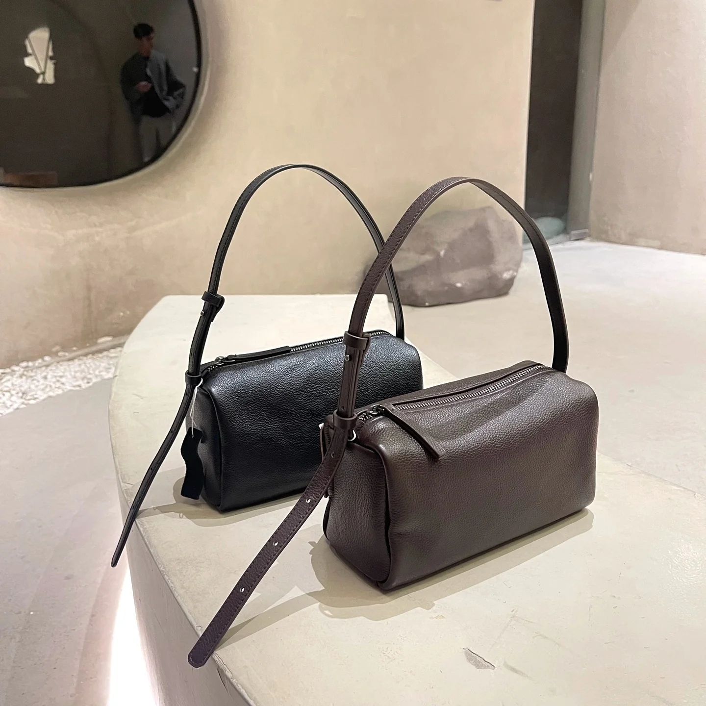 Новая корейская женская сумка-подушка из натуральной кожи 2026 года, простая, большая вместительная, для повседневного использования, через плечо, круглая, цилиндрическая
Новая корейская женская сумка-подушка из натуральной кожи 2026 года, простая, большая вместительная, для повседневного использования, через плечо, круглая, цилиндрическая