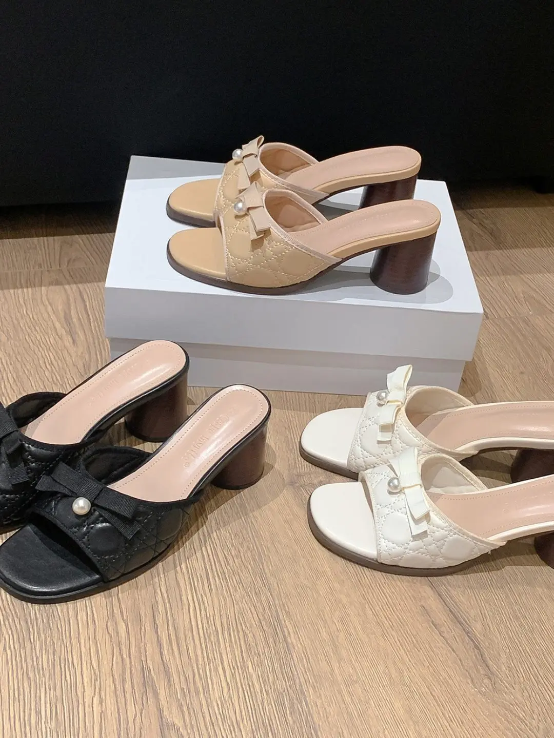 Sheepskin Version ~ French-style Elegant High Heel Summer Sandals for Women, New Pearl Bow Chunky Heel Sandals
Sheepskin Version ~ French-style Elegant High Heel Summer Sandals for Women, New Pearl Bow Chunky Heel Sandals