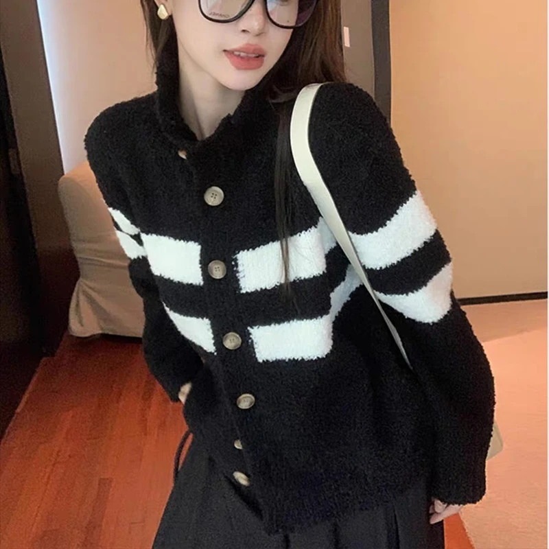 autumn winter contrasting colors oversized sweater Vintage turtleneck black and white striped knitted cardigan women's lazy coat
autumn winter contrasting colors oversized sweater Vintage turtleneck black and white striped knitted cardigan women's lazy coat