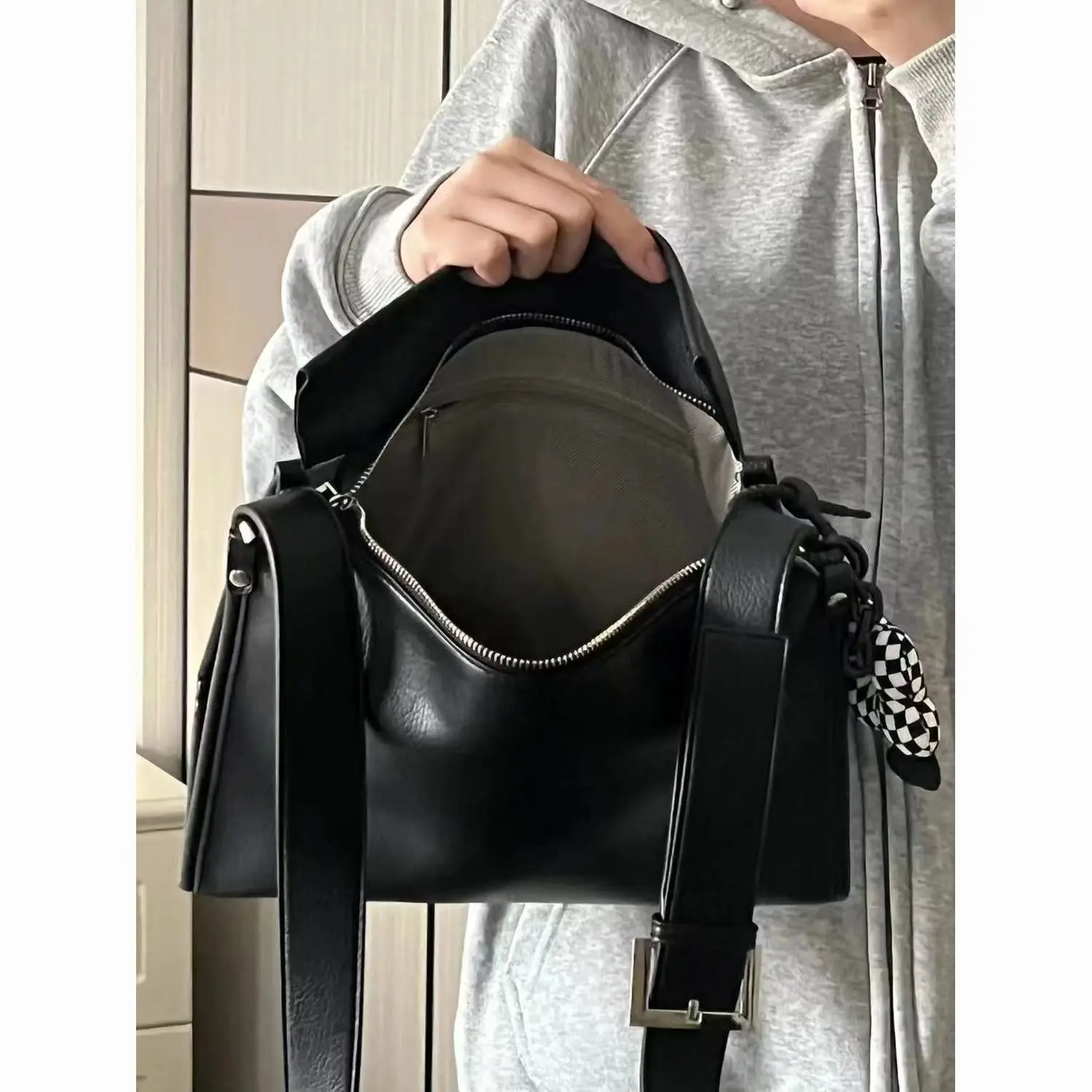 Inst Crossbody 2025 New Tote Bag Versatile Commuting Niche Texture Shoulder Bags
Inst Crossbody 2025 New Tote Bag Versatile Commuting Niche Texture Shoulder Bags