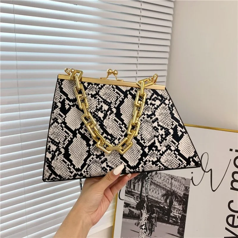 Vintage Snake Ladies Shoulder Bag Hundreds of Women Bags Clip Mouth Chain Handbag Fashion Composite Cowhide Fabric Pleated Shoul
Vintage Snake Ladies Shoulder Bag Hundreds of Women Bags Clip Mouth Chain Handbag Fashion Composite Cowhide Fabric Pleated Shoul