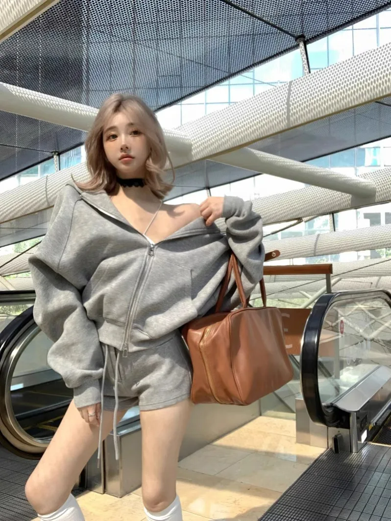 2025 Korean style,Women's Long Sleeve Loose Sports Suit, Hooded Pullover Coat and Shorts, High Street, Spring Two Piece Set
2025 Korean style,Women's Long Sleeve Loose Sports Suit, Hooded Pullover Coat and Shorts, High Street, Spring Two Piece Set