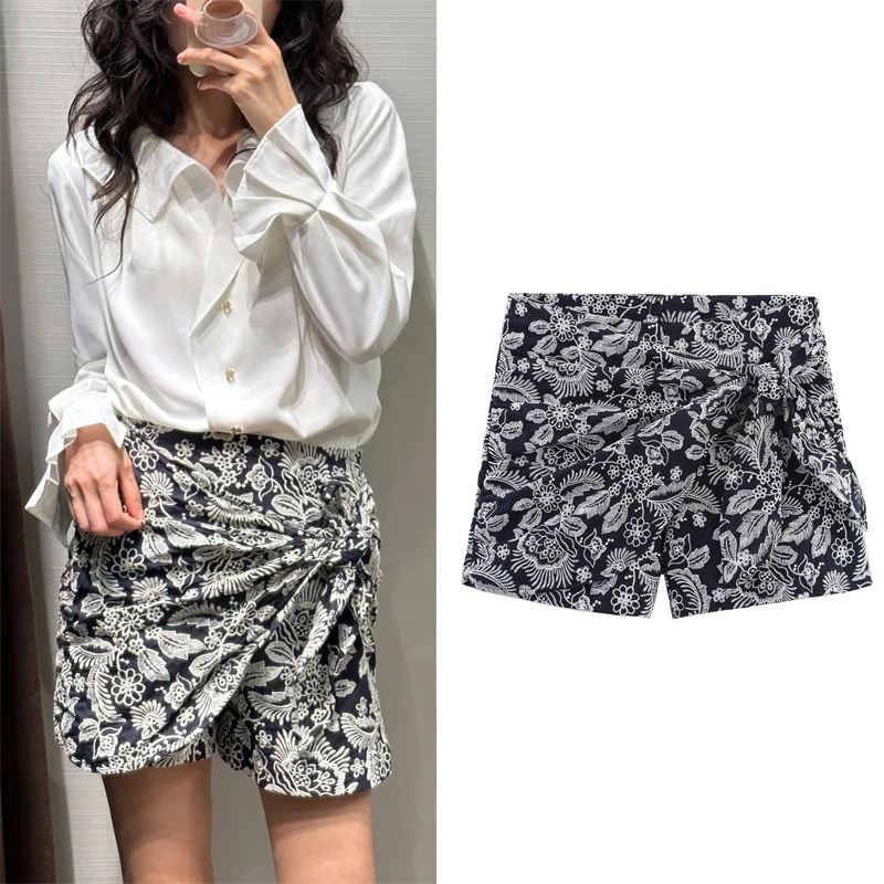 2025 Ladies' Summer shorts New Style Black Embroidered Shorts Skirt with Twist Decoration Personalized and Fashionable Sexy
2025 Ladies' Summer shorts New Style Black Embroidered Shorts Skirt with Twist Decoration Personalized and Fashionable Sexy