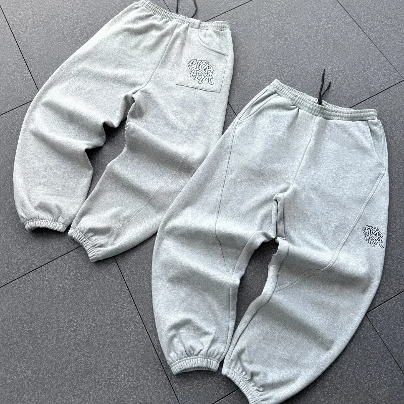 Retro Y2K Harajuku Hip Hop Streetwear Logo Embroidered Loose Sports Casual Trousers Men Women Comfortable Cotton Sweatpants
Retro Y2K Harajuku Hip Hop Streetwear Logo Embroidered Loose Sports Casual Trousers Men Women Comfortable Cotton Sweatpants