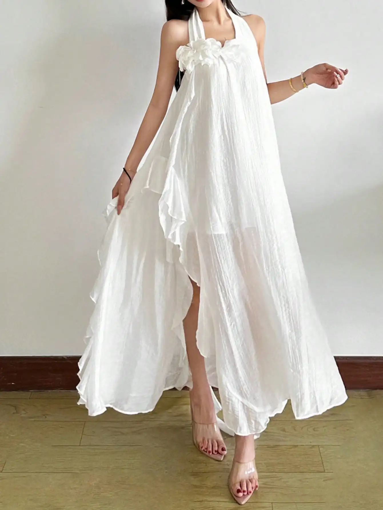 Белое асимметричное макси-платье с воротником-халтер, оборками и 3D цветочными элементами
Белое асимметричное макси-платье с воротником-халтер, оборками и 3D цветочными элементами