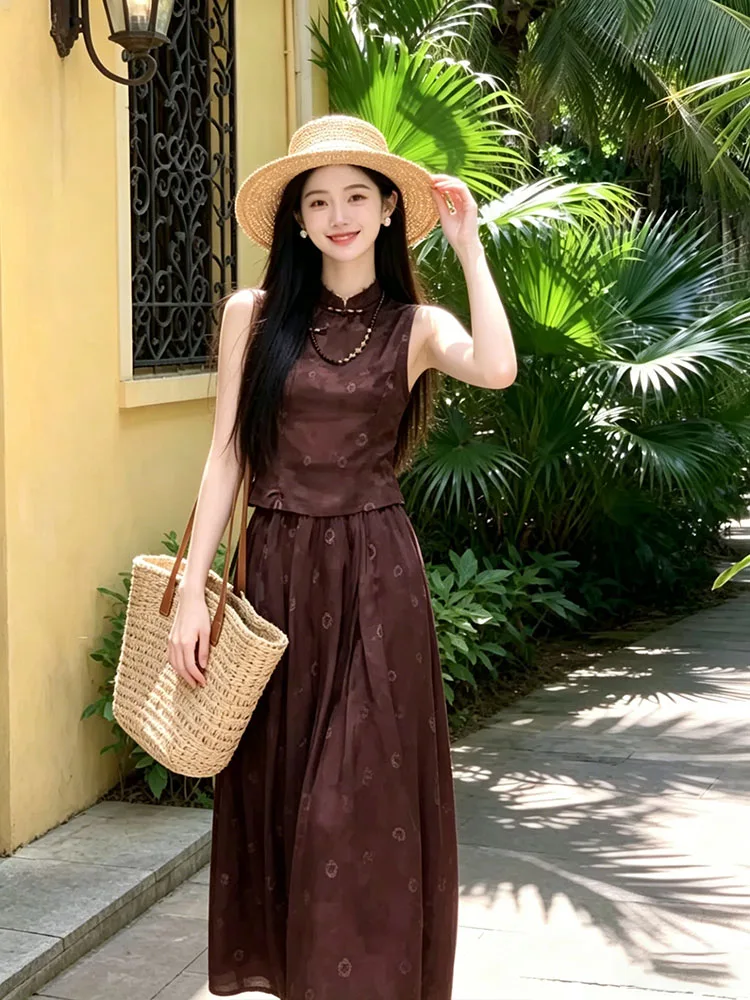 Elegant Vintage Chinese Style Summer Outfit for Women Sleeveless High Waist Skirt Set Slimming Aesthetic Button Detail
Elegant Vintage Chinese Style Summer Outfit for Women Sleeveless High Waist Skirt Set Slimming Aesthetic Button Detail