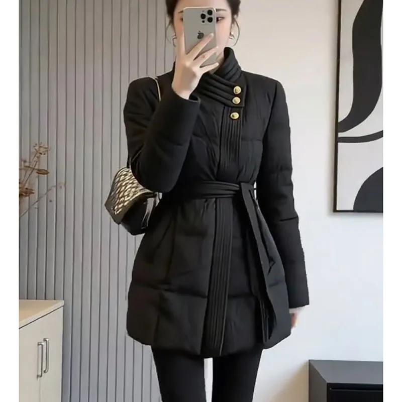 Новое осенне-зимнее женское пальто с хлопковым наполнителем, модное утепленное пальто средней длины, теплая парка с зауженной талией
Новое осенне-зимнее женское пальто с хлопковым наполнителем, модное утепленное пальто средней длины, теплая парка с зауженной талией