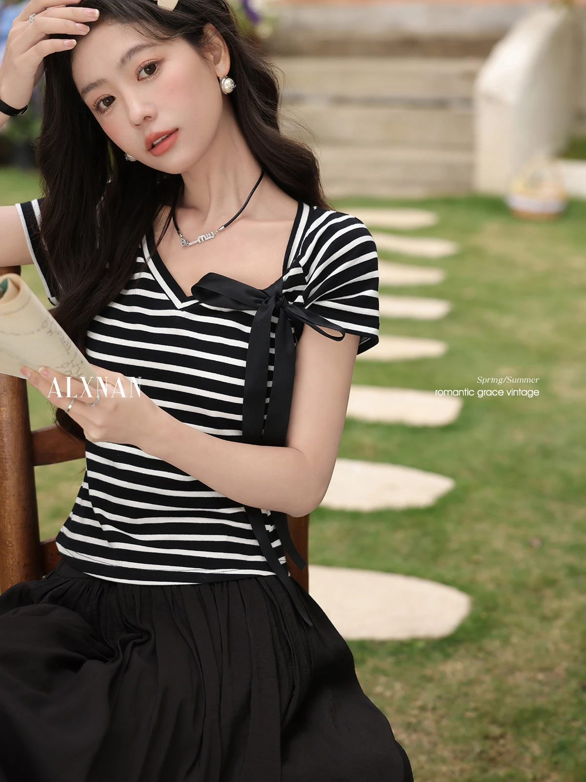 ALXNAN Women's Black Striped T-shirt 2025 Summer Short Sleeve Tees V-neck Lace-up Design Slim Fit Elegant Cotton Tops New L53925
ALXNAN Women's Black Striped T-shirt 2025 Summer Short Sleeve Tees V-neck Lace-up Design Slim Fit Elegant Cotton Tops New L53925