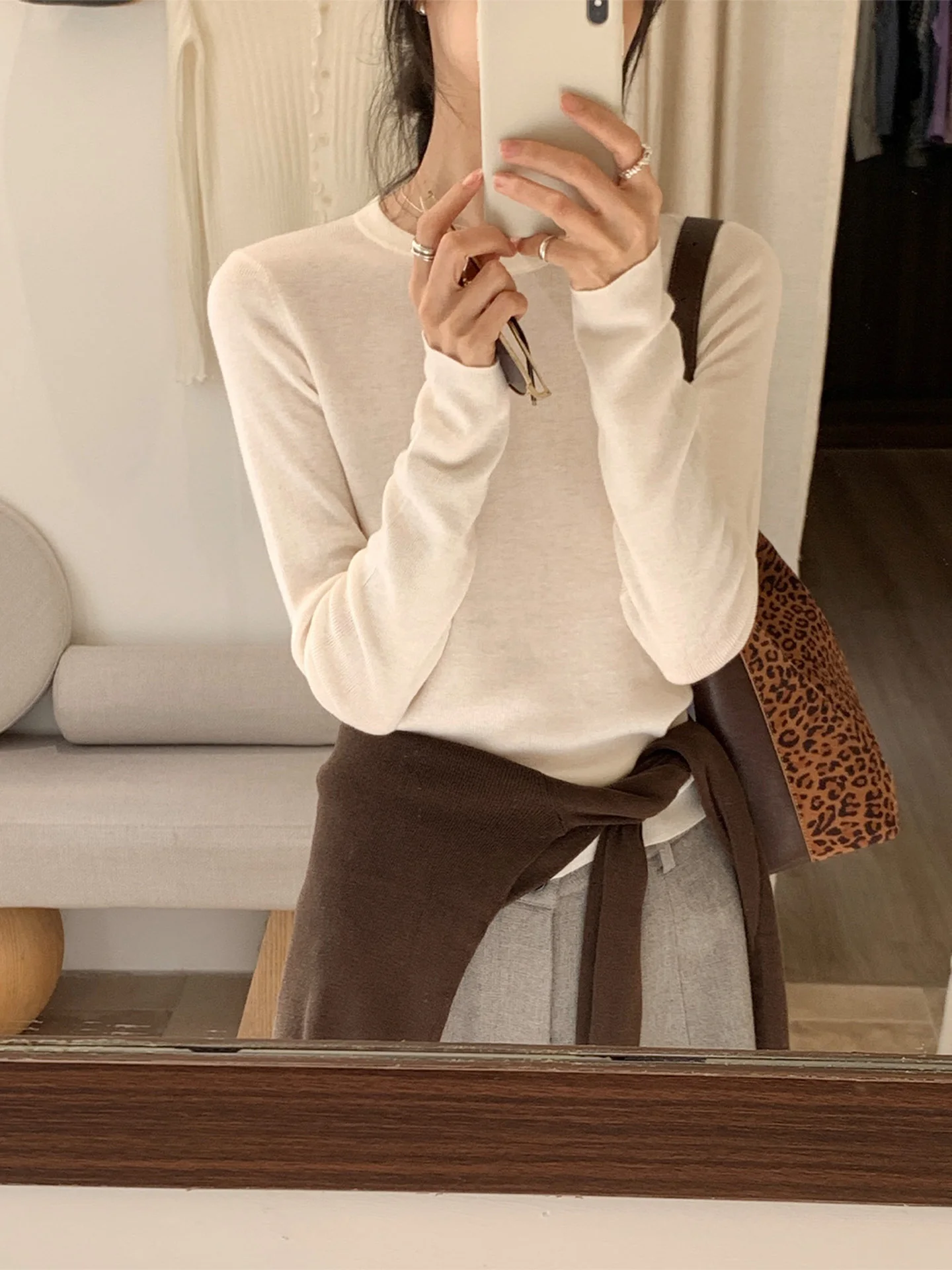 BRIVIN Korean Sle Long Sve Knitted irt Women's Slim Fit Base Layer irt Snow Milk White Color Autumn New Faion Top
BRIVIN Korean Sle Long Sve Knitted irt Women's Slim Fit Base Layer irt Snow Milk White Color Autumn New Faion Top