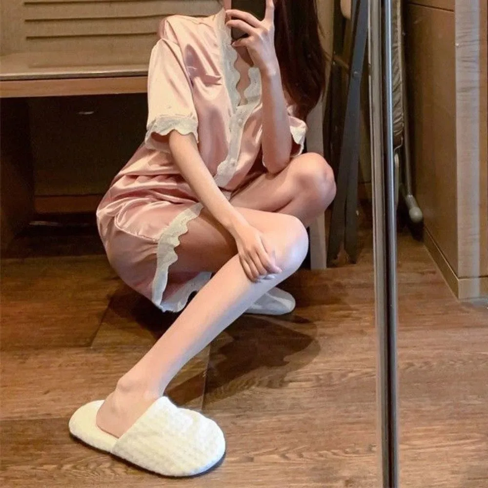 Модный комплект пижамы из ледяного шелка с кружевом, свободный крой, короткий рукав, милые короткие пижамы с V-образным вырезом, женская одежда для сна, комплект из двух предметов, подарки
Модный комплект пижамы из ледяного шелка с кружевом, свободный крой, короткий рукав, милые короткие пижамы с V-образным вырезом, женская одежда для сна, комплект из двух предметов, подарки