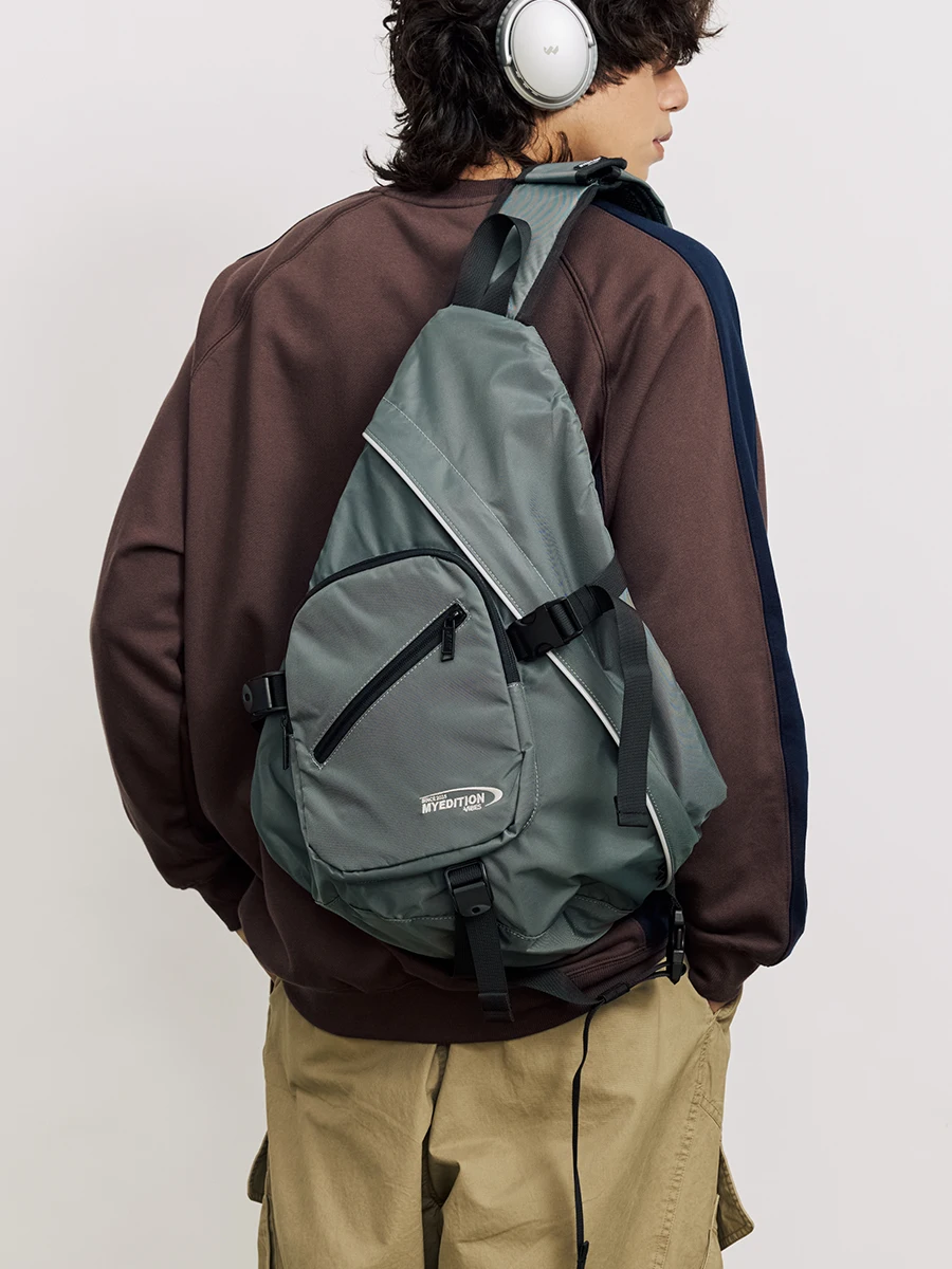 Reflective large-capacity travel shoulder computer backpack, outdoor lightweight messenger bag
Reflective large-capacity travel shoulder computer backpack, outdoor lightweight messenger bag