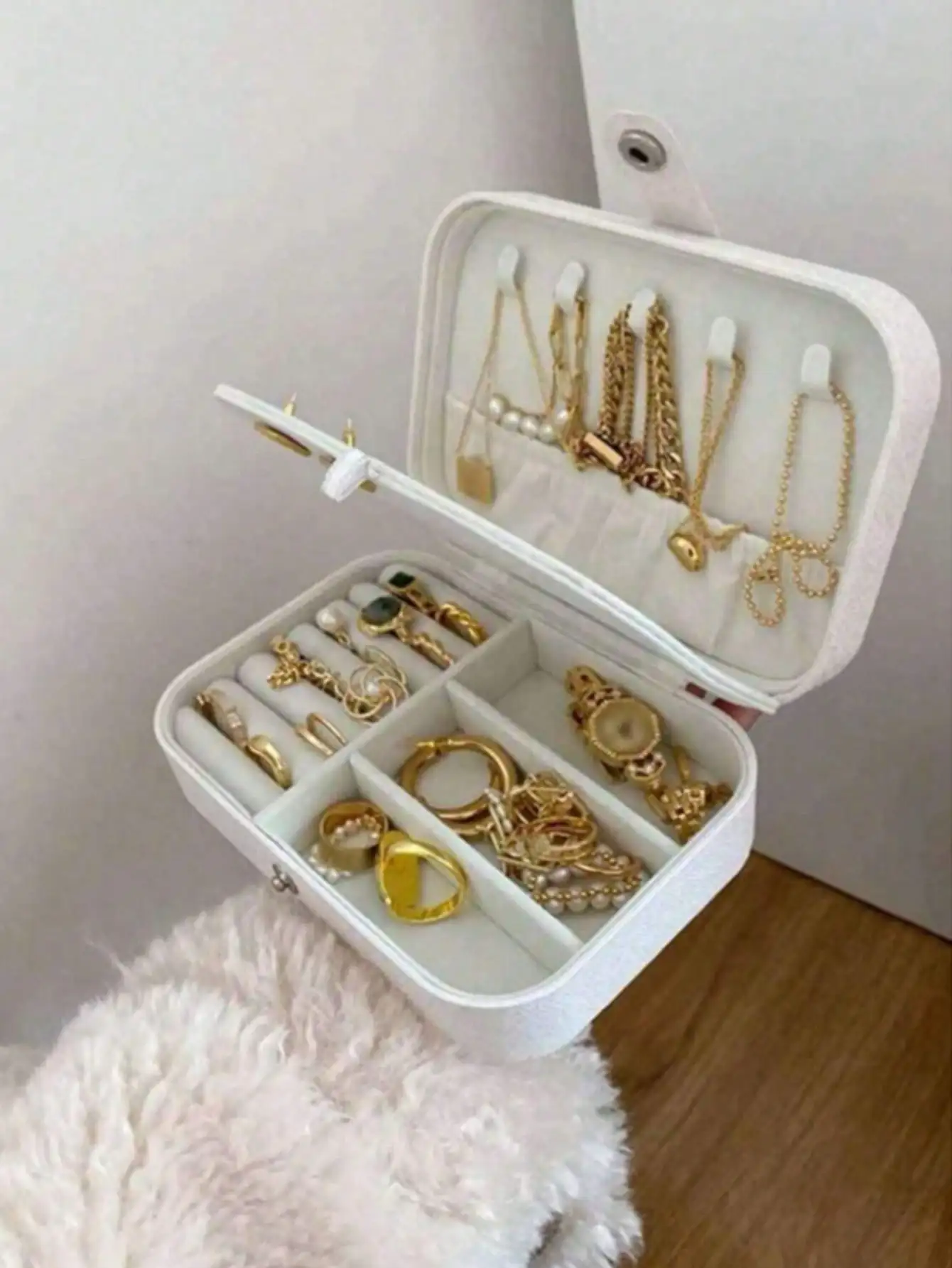 Белая двухъярусная шкатулка-органайзер для украшений с крючками для ожерелий, держателями для колец и выдвижным лотком для путешествий
Белая двухъярусная шкатулка-органайзер для украшений с крючками для ожерелий, держателями для колец и выдвижным лотком для путешествий