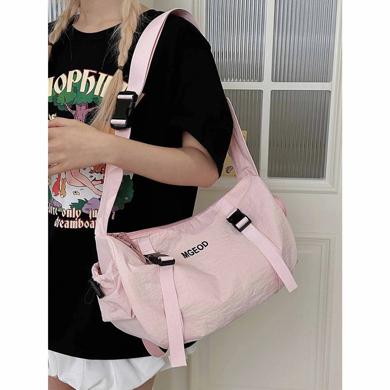 Summer large capacity high-end outdoor leisure messenger bag for women 2025 new pink portable canvas gym bag
Summer large capacity high-end outdoor leisure messenger bag for women 2025 new pink portable canvas gym bag