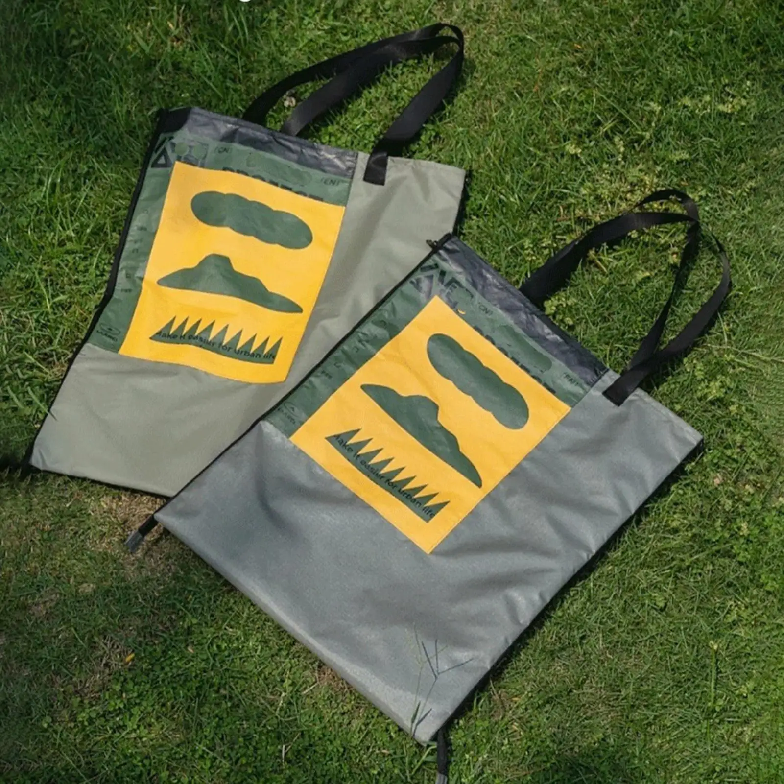 2-in-1 Foldable Picnic Blanket Portable Tote Bag Outdoor Camping Mat Waterproof Lawn Pad for Travel Festival Party Hiking Patio
2-in-1 Foldable Picnic Blanket Portable Tote Bag Outdoor Camping Mat Waterproof Lawn Pad for Travel Festival Party Hiking Patio