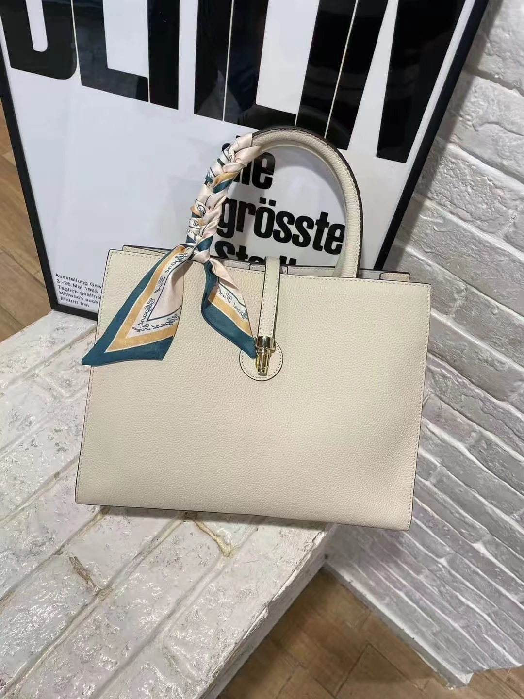 Spring 2025 Ladies Large Capaci Simple Commuter oulder Handbag Briti Sle Casual Square ape Color Bag
Spring 2025 Ladies Large Capaci Simple Commuter oulder Handbag Briti Sle Casual Square ape Color Bag