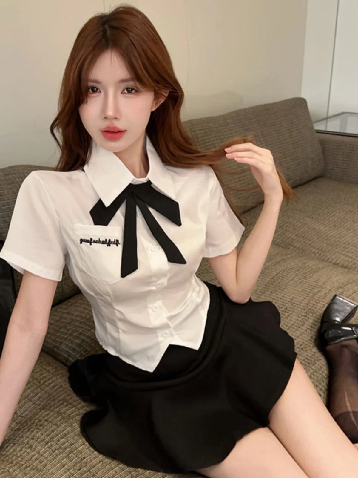 Белый комплект с юбкой с высокой талией и вышивкой ort Sve irt And Bla College Sle Pure Desirable Spicy Girl с отложным воротником
Белый комплект с юбкой с высокой талией и вышивкой ort Sve irt And Bla College Sle Pure Desirable Spicy Girl с отложным воротником