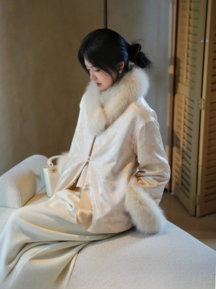 Новая китайская хлопковая куртка-жакет для женщин, зимняя одежда 2026 года, маленький размер, новая модель, с вышитым меховым воротником, короткая верхняя одежда
Новая китайская хлопковая куртка-жакет для женщин, зимняя одежда 2026 года, маленький размер, новая модель, с вышитым меховым воротником, короткая верхняя одежда