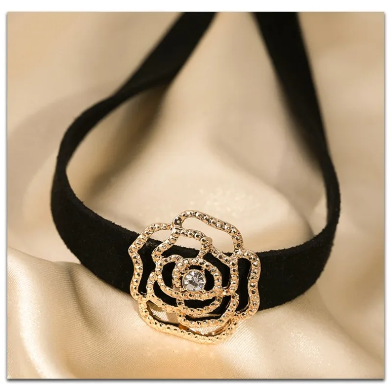 A fashionable women's collarbone necklace, a new rose necklace and neckband in 2025
A fashionable women's collarbone necklace, a new rose necklace and neckband in 2025