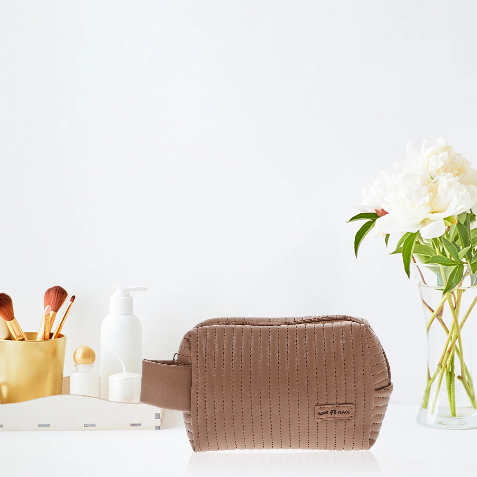 Large Capacity PU Makeup Bag H Tote Portable Travel Accessories ganizer Girls Zipper Design Creamy Texture
Large Capacity PU Makeup Bag H Tote Portable Travel Accessories ganizer Girls Zipper Design Creamy Texture