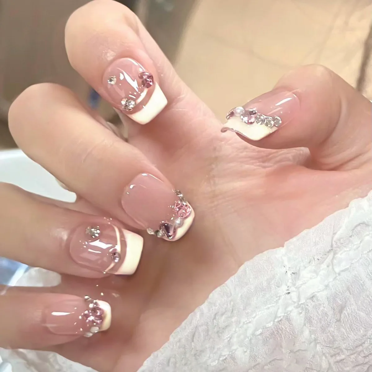 30Pcs Short Square Press on Nails - Minimalist Pearl Line Design with Rhinestone Accents | White Border
30Pcs Short Square Press on Nails - Minimalist Pearl Line Design with Rhinestone Accents | White Border