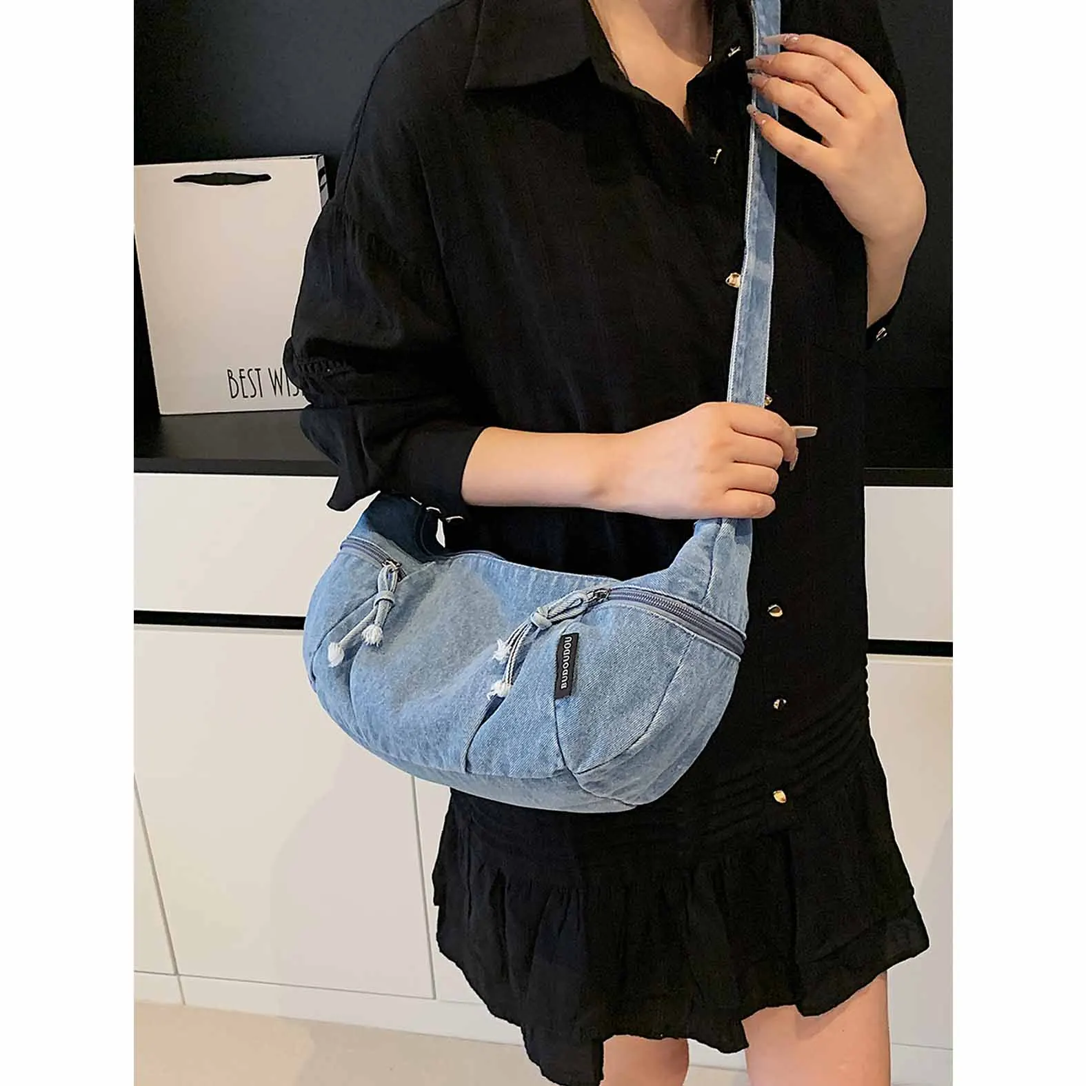 2025 new summer denim shoulder bag fashion tote messenger canvas bag simple casual versatile commuter bag
2025 new summer denim shoulder bag fashion tote messenger canvas bag simple casual versatile commuter bag