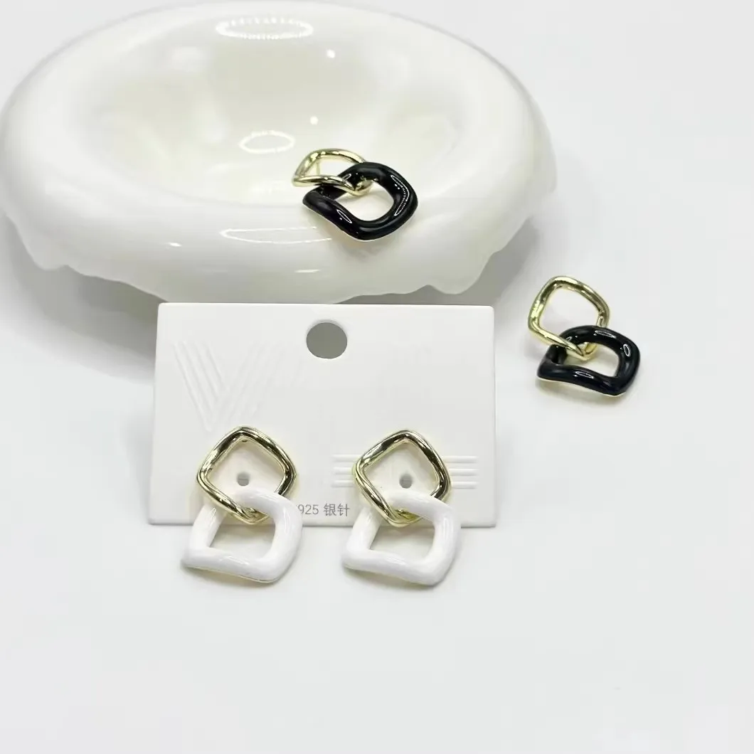 Women's new S925 silver needle simple commuter small square fresh light luxury white stud earrings
Women's new S925 silver needle simple commuter small square fresh light luxury white stud earrings