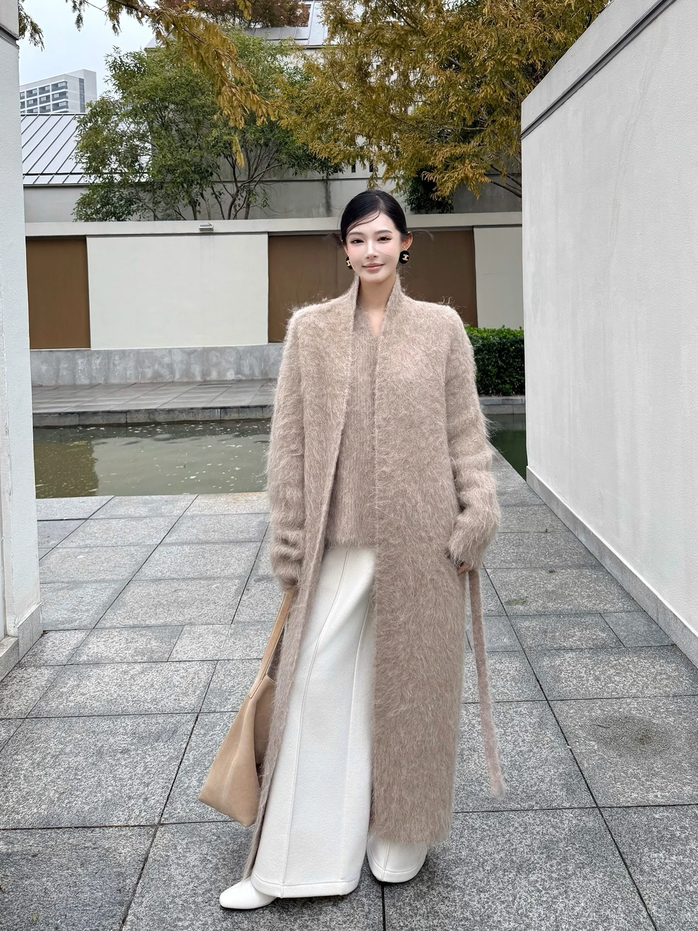 Женский комплект: осенне-зимний вязаный свитер с V-образным вырезом и свободный кардиган с удлиненными рукавами
Женский комплект: осенне-зимний вязаный свитер с V-образным вырезом и свободный кардиган с удлиненными рукавами