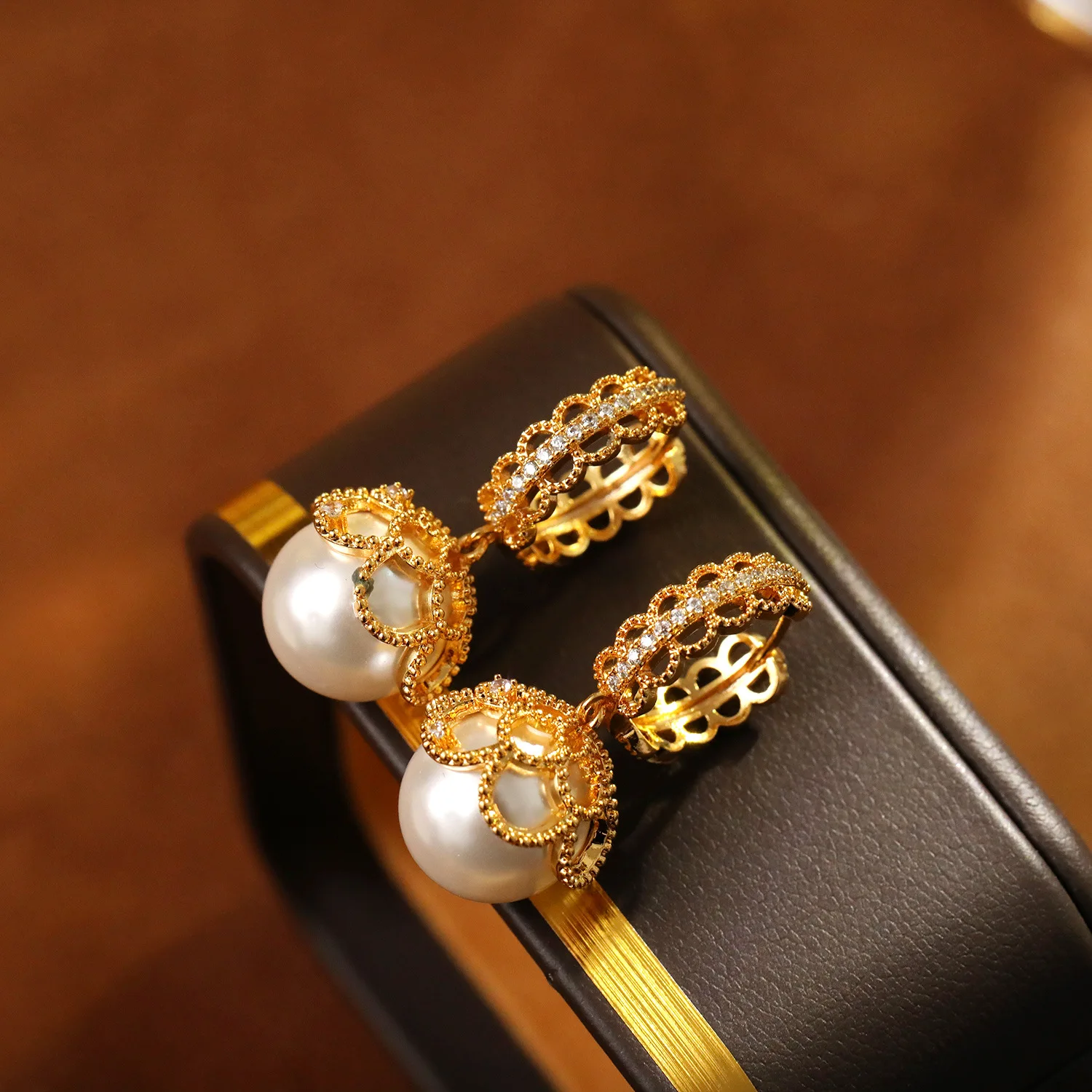 High Quality French Vintage Lace Trim Metal Pearl Earrings Classic Light Luxury Fashion Personality Temperament Ear Drops
High Quality French Vintage Lace Trim Metal Pearl Earrings Classic Light Luxury Fashion Personality Temperament Ear Drops