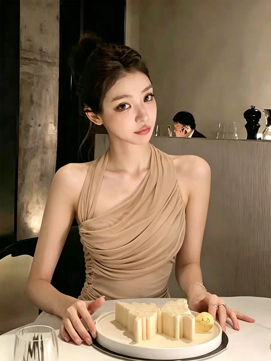 Sexy Slim Fit Asymmetric Pleated Halter Neck Strapless Top Women Summer Fashionable Outerwear Bustier Sleeveless Shirt
Sexy Slim Fit Asymmetric Pleated Halter Neck Strapless Top Women Summer Fashionable Outerwear Bustier Sleeveless Shirt