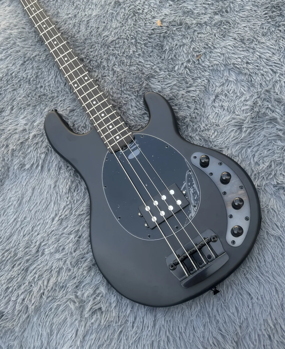 Semi-light 4 string bass chrome plated hardware high quality factory straight hair made in China
Semi-light 4 string bass chrome plated hardware high quality factory straight hair made in China