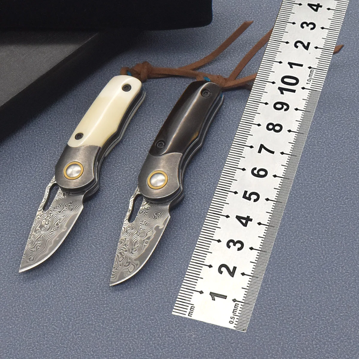 Mini Damascus Steel Dyed Bovine Bone Handle Pocket Folding Knife Unlocked Portable Hunting Knife Outdoor EDC Camping Tool
Mini Damascus Steel Dyed Bovine Bone Handle Pocket Folding Knife Unlocked Portable Hunting Knife Outdoor EDC Camping Tool