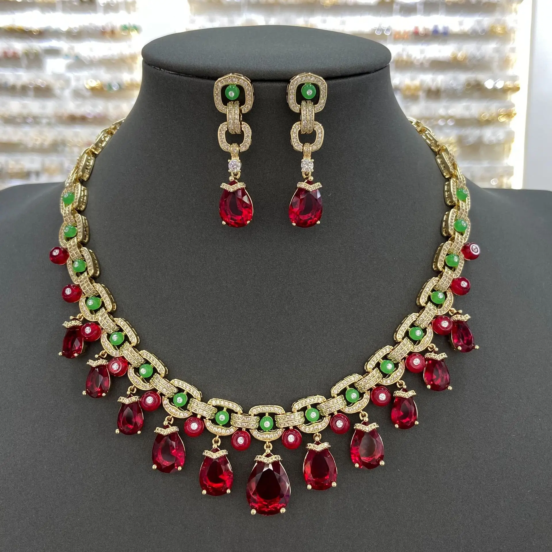 High-End Royal Court Drop Ruby Emerald Zircon 2Pcs Jewelry Set Heavy Craft Women Wedding Banquet Luxury Ornament Present
High-End Royal Court Drop Ruby Emerald Zircon 2Pcs Jewelry Set Heavy Craft Women Wedding Banquet Luxury Ornament Present