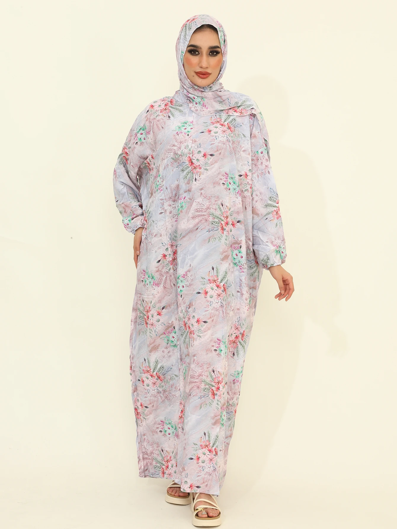 Осенние новые мусульманские модные платья Абая с хиджабом Цельные молитвенные платья с цветочным принтом Красивые Абая Дубай
Осенние новые мусульманские модные платья Абая с хиджабом Цельные молитвенные платья с цветочным принтом Красивые Абая Дубай