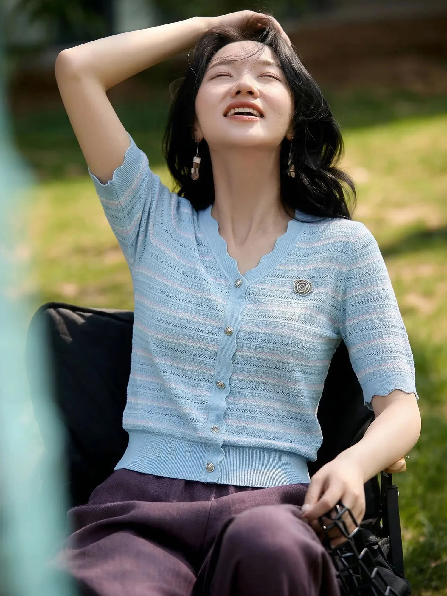 Elegant Lightweight Knitted T-Shirt Women's Short Sleeve V-Neck Slim Fit Versatile Anti-Aging Summer Top Chivirin Fashion Brand
Elegant Lightweight Knitted T-Shirt Women's Short Sleeve V-Neck Slim Fit Versatile Anti-Aging Summer Top Chivirin Fashion Brand