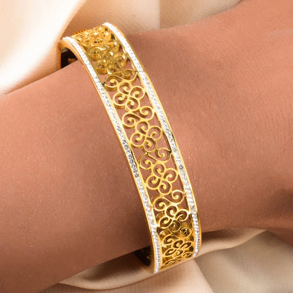 Trendy Gold Plated Bangle Stainless Steel Bangle Unisex Simple Design for Girls Party Wear Jewelry Accessory Gift
Trendy Gold Plated Bangle Stainless Steel Bangle Unisex Simple Design for Girls Party Wear Jewelry Accessory Gift