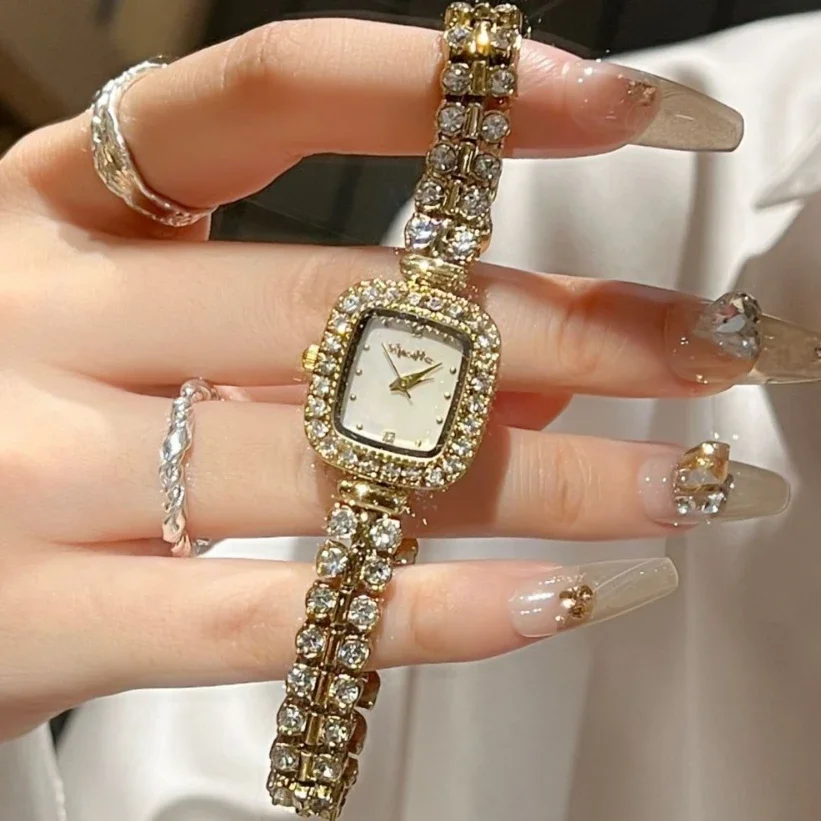 Exquisite Compact Diamond Watch Women Luxury Brand Design Dial Ladies Gold Iced Out Watch Analog Quartz Movt AAA Unique Watch
Exquisite Compact Diamond Watch Women Luxury Brand Design Dial Ladies Gold Iced Out Watch Analog Quartz Movt AAA Unique Watch