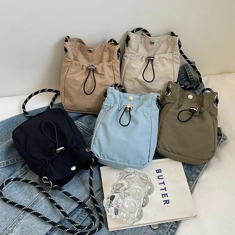 Женская сумка, нейлоновая повседневная сумка через плечо, легкая дорожная сумка для телефона, простая и универсальная маленькая квадратная сумка на одно плечо.
Женская сумка, нейлоновая повседневная сумка через плечо, легкая дорожная сумка для телефона, простая и универсальная маленькая квадратная сумка на одно плечо.