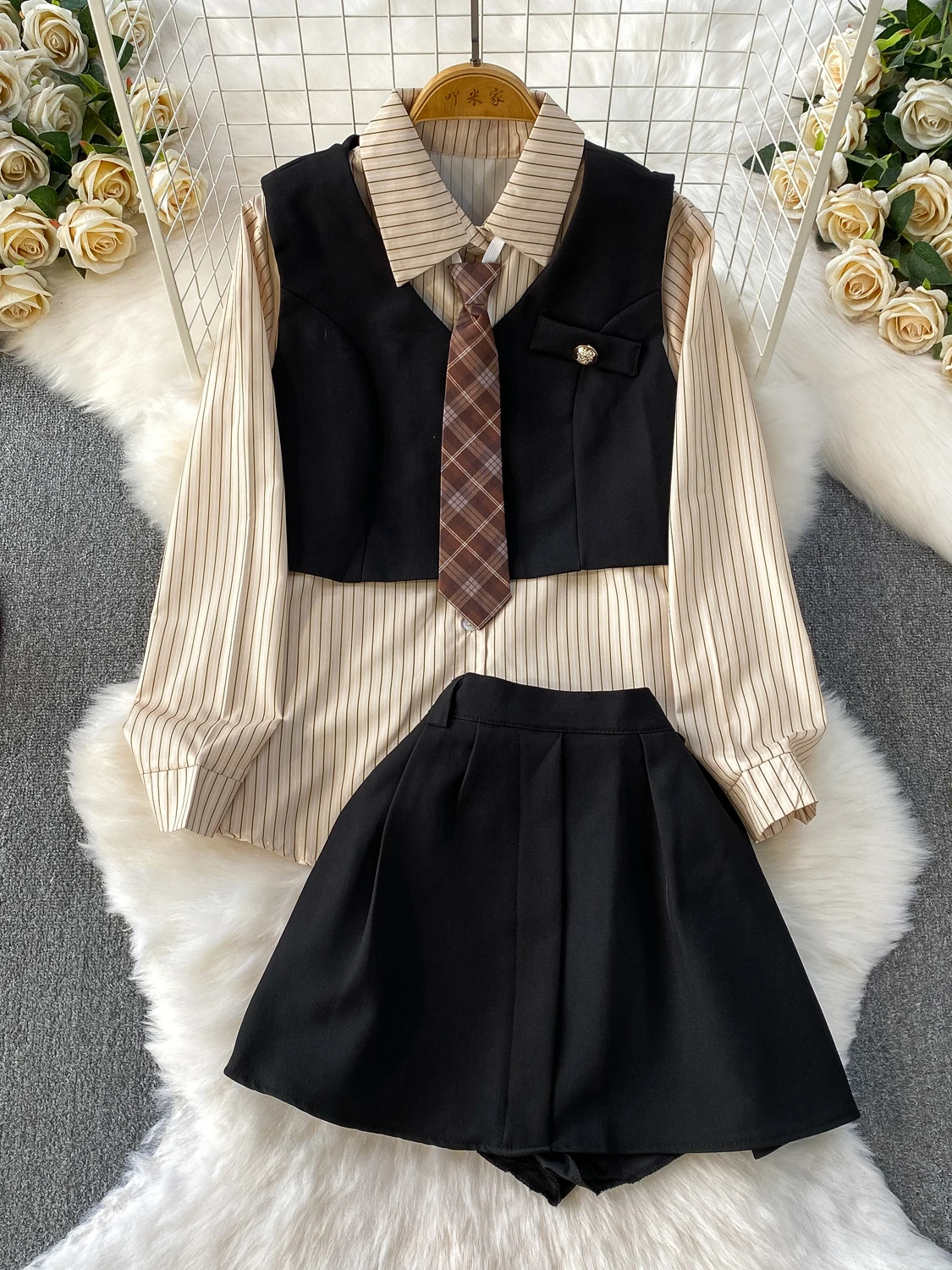 Облегающий комплект футболок в полоску с высокой талией, верхняя одежда для колледжа Sle Faion, жилет, женский осенний повседневный наряд
Облегающий комплект футболок в полоску с высокой талией, верхняя одежда для колледжа Sle Faion, жилет, женский осенний повседневный наряд