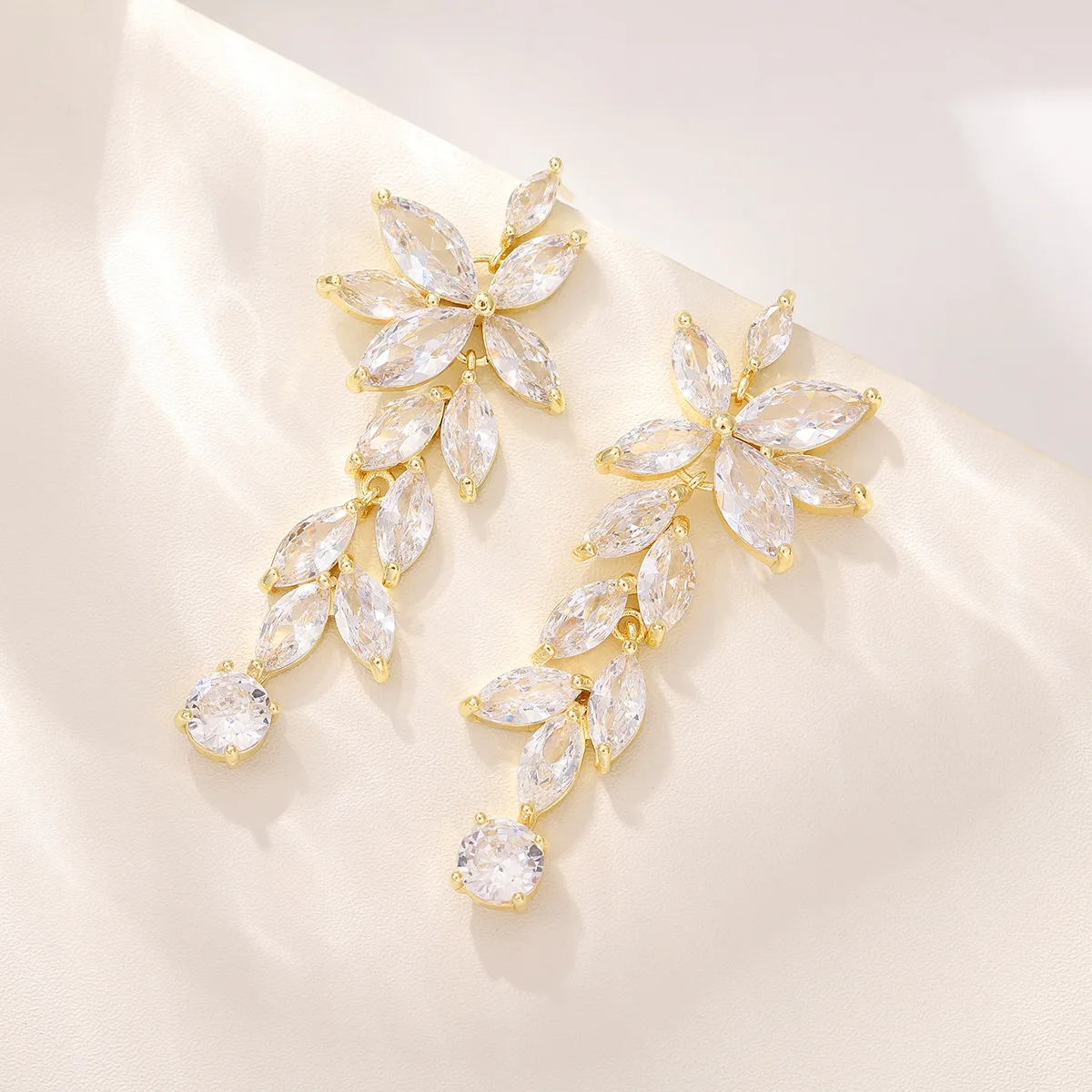 Elegant long earrings inlaid with zircon cross-border accessories dress bridal earrings girls fashion accessories
Elegant long earrings inlaid with zircon cross-border accessories dress bridal earrings girls fashion accessories