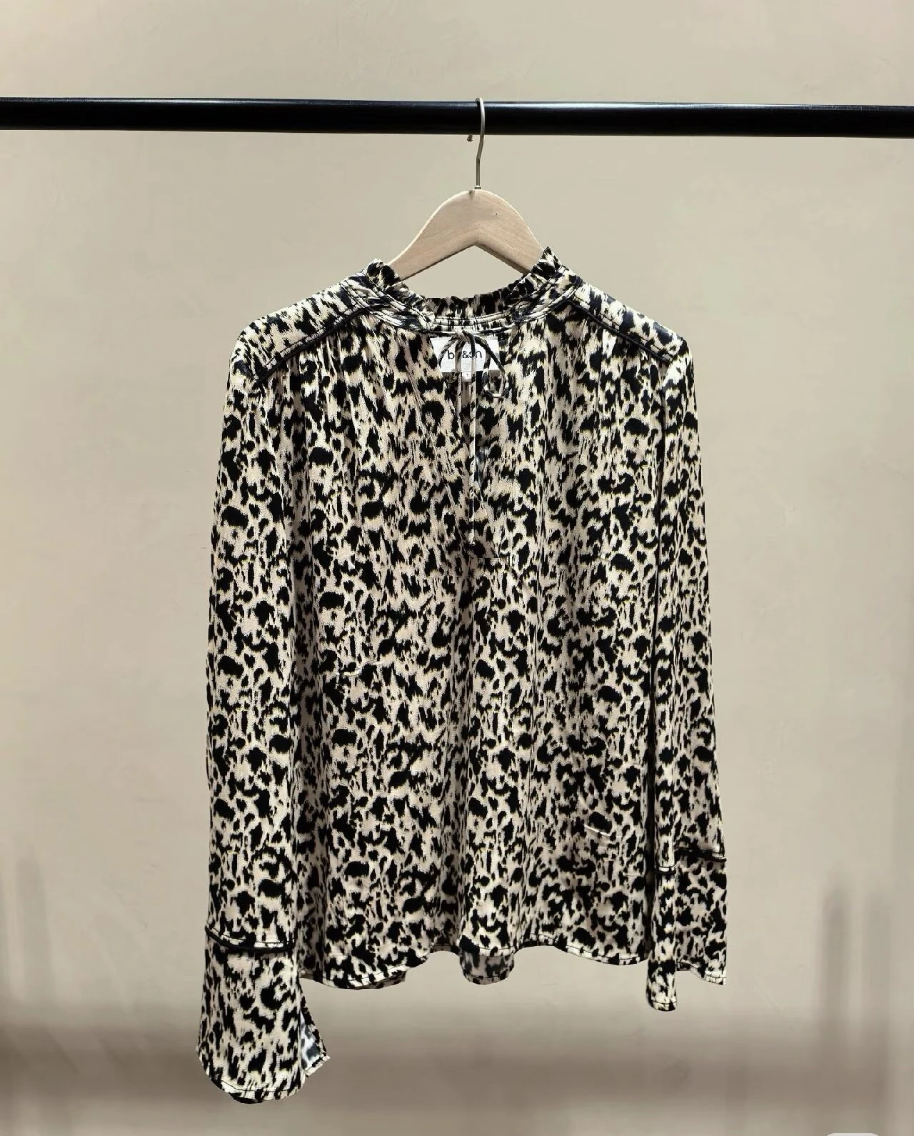 Elegant Long Sleeve Floral Print Shirt Women's Spring Vintage Holiday Style Breathable Moisture Wicking Comfortable Fit Shirt
Elegant Long Sleeve Floral Print Shirt Women's Spring Vintage Holiday Style Breathable Moisture Wicking Comfortable Fit Shirt