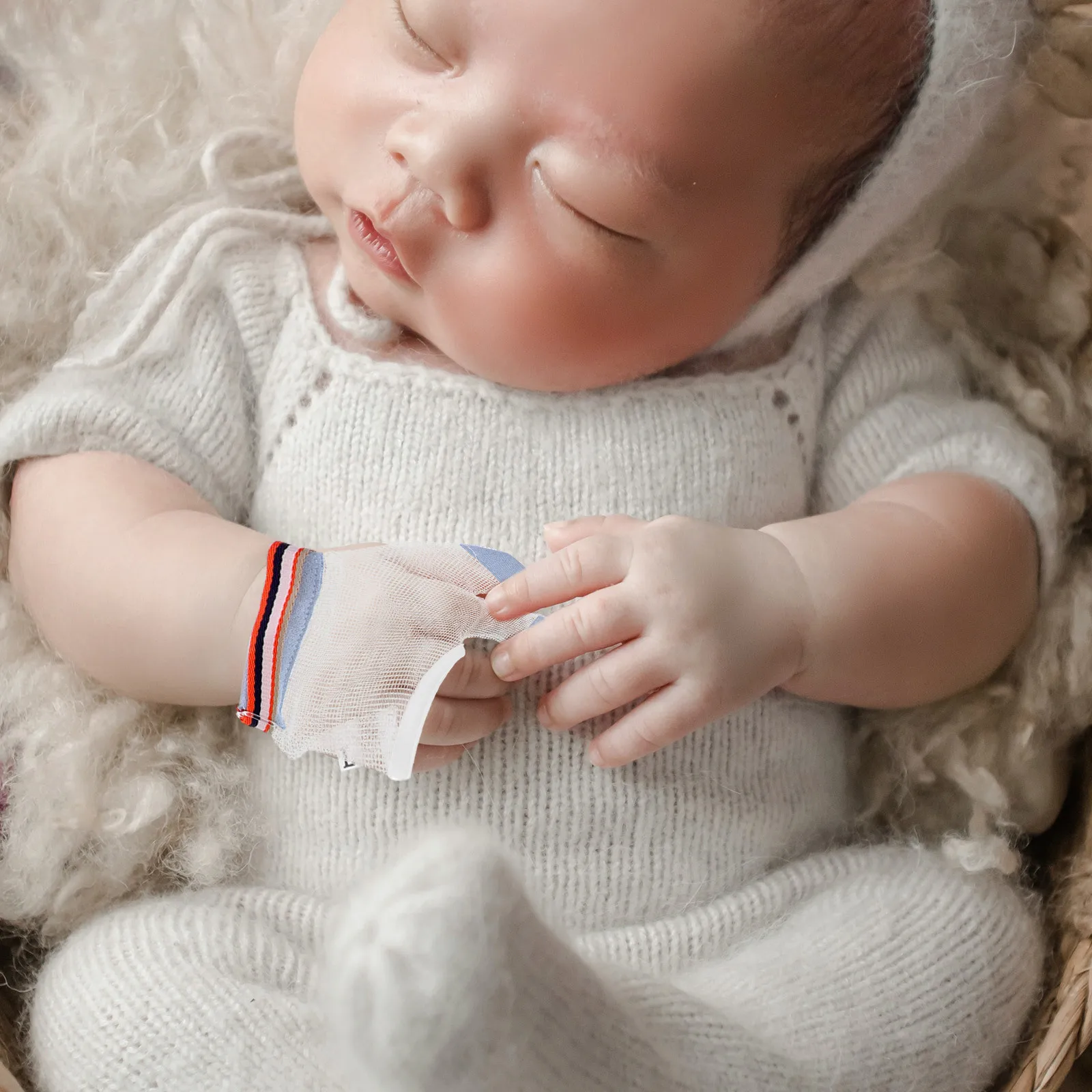 Infant Thumb Sucking Stop Gloves Breathable Anti-Sucking Protector For Babies Adjustable Finger Guard Skin-Friendly Mesh
Infant Thumb Sucking Stop Gloves Breathable Anti-Sucking Protector For Babies Adjustable Finger Guard Skin-Friendly Mesh