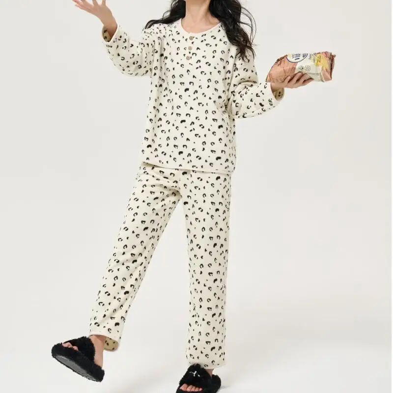 Женский пижамный комплект из кораллового флиса, зимняя носимая верхняя одежда, мягкая одежда для сна, сохраняющая тепло, ночная рубашка, студенческая пижама для отдыха, милая домашняя одежда
Женский пижамный комплект из кораллового флиса, зимняя носимая верхняя одежда, мягкая одежда для сна, сохраняющая тепло, ночная рубашка, студенческая пижама для отдыха, милая домашняя одежда